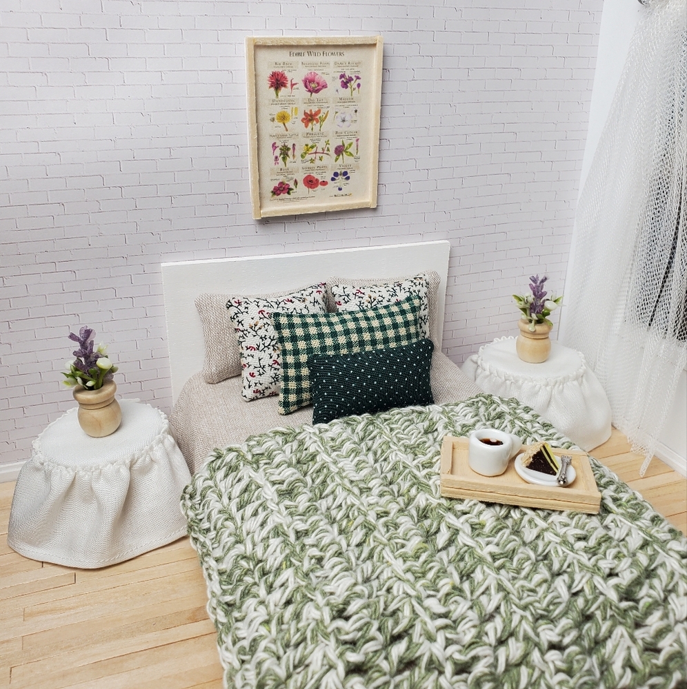 Miniature Dollhouse Crochet Throw Blanket Green Ivory 1:12 Scale